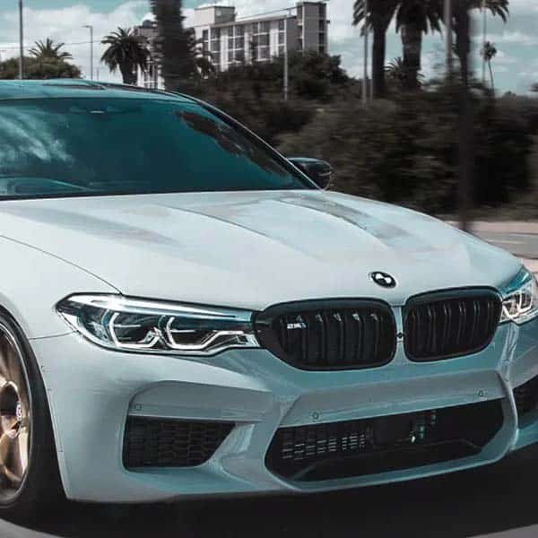 Frontal de un BMW blanco con parrilla y faros visibles
