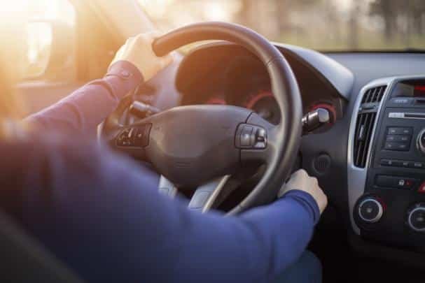 Es mecánico y asegura que casi el 100% de los conductores cometen este error FATAL al arrancar el coche: “Las reparaciones cuestan entre 2.000€ y 5.000€” 1 Error al arrancar el motor